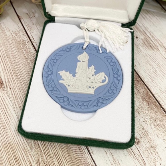 Vintage WEDGWOOD Blue JasperWare Christmas Candle Holly Boxed Christmas Ornament - Picture 2 of 10